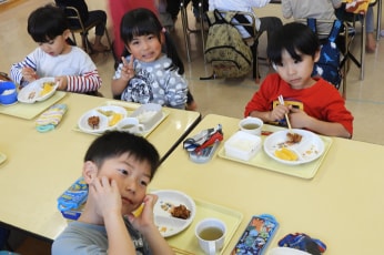 年齢に応じて給食